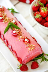 Bûche à la fraise glacée 
