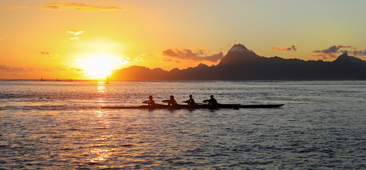Silhouette view of 4 long boat crew rowers in the pacific ocean at sunset.  - obrazy, fototapety, plakaty