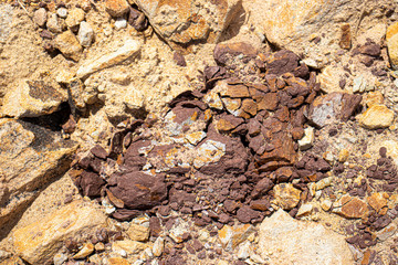 texturas de rocas y arena amarillas y moradas