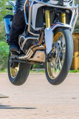 Motorrad beim Sprung von der Wippe beim Fahrsicherheits Training