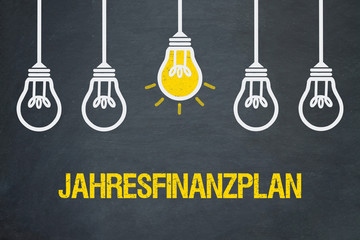 Jahresfinanzplan / Tafel mit Glühbirnen