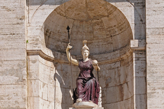 Roma, piazza del Campidoglio - Statua della fontana della Dea Roma