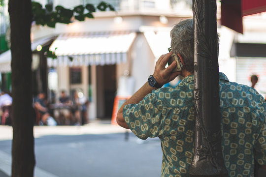 Homme au t&eacute;l&eacute;phone portable de dos