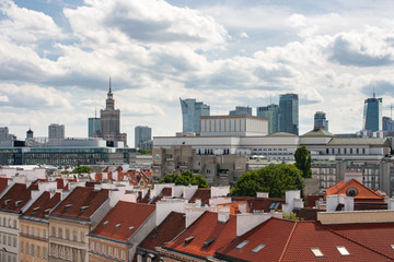 Panorama Warszawy, dachy kamienic na Starym Mieście, w tle wieżowce i Pałac Kultury © Monika