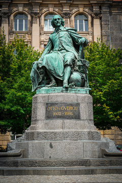 Otto von Guericke Denkmal in Magdeburg