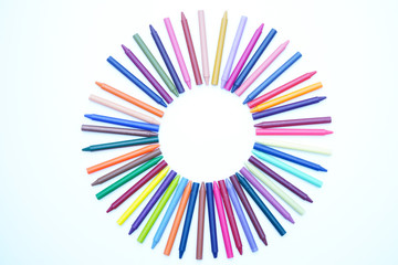 Obraz premium crayon de couleur en cercle sur fond blanc