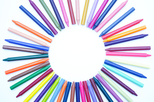 crayon de couleur en cercle sur fond blanc