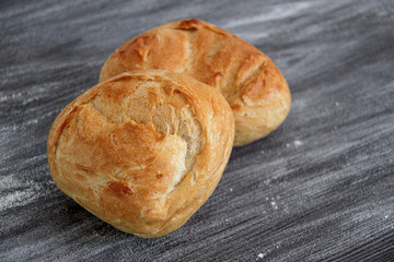 Zwei helle Weizenbrötchen