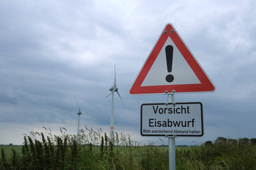 Verkehrszeichen Gefahrenstelle mit Zusatzschild Vorsicht Eisabwurf in der Nähe von Windrädern -...