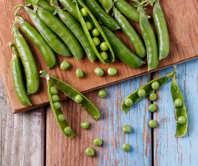 pea pods on a cutting board