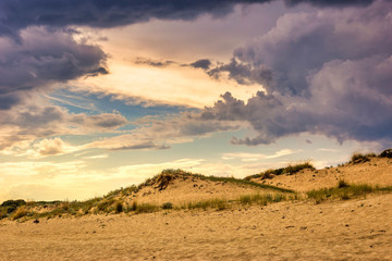 Naklejka premium Sunlight in stormy cloudy sky on the beach