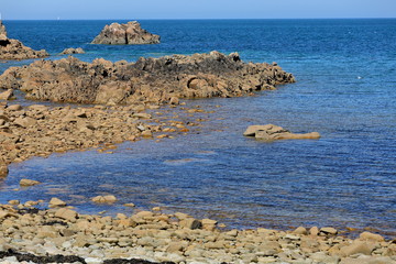 Au bout des rochers, la mer