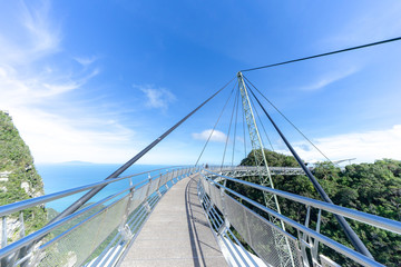 Obraz premium 青空の下の橋