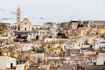Obraz premium Long panoramic views of the rocky old town of Matera with its stone roofs.