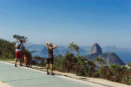 Personas ejercit&aacute;ndose mientras observan una vista panor&aacute;mica de la cuidad de Rio de Janeiro