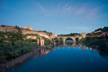 Obraz premium Toledo city in night. Landscape of Toledo, UNESCO World Heritage. Historical building near Madrid, Spain.