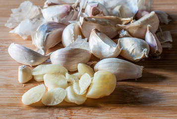 Garlic on awooden cutting board