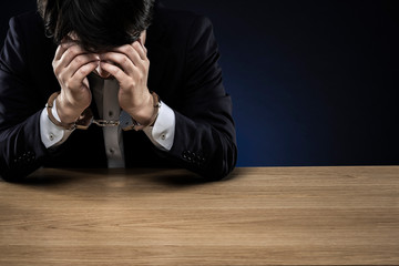 手錠をかけられた男性 ジャケット