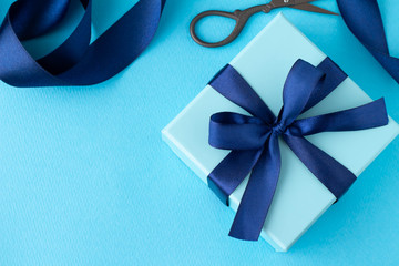 洗練された青いプレゼントのイメージ