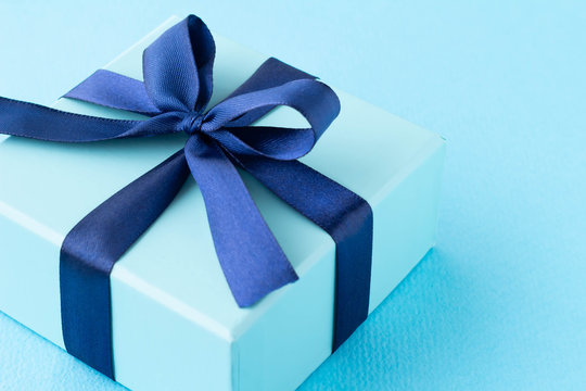 青いプレゼントのイメージ