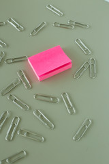 post it note and clips top view desk