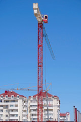 Building crane and building under construction