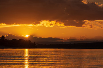 Naklejka premium Scenic View Of Lake Against Sky During Sunset