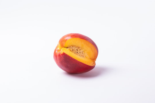 nectarina con fondo blanco