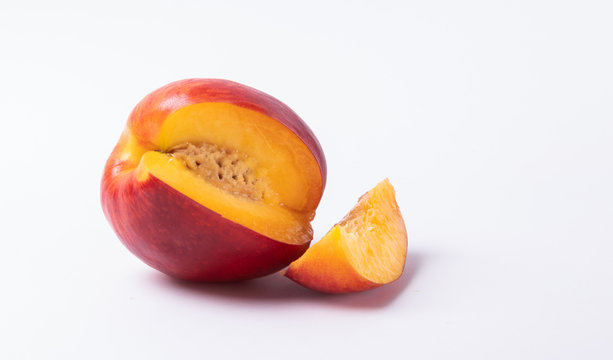 nectarina en fondo blanco