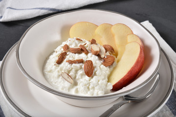 Cottage cheese with almonds