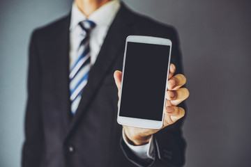 スマートフォンとビジネスマン