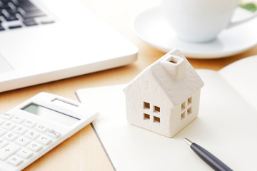 家　イメージ　House model on wooden table