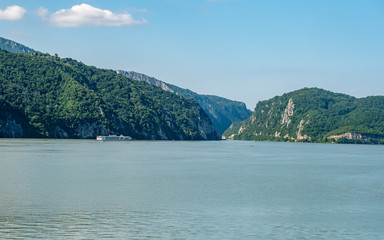 Fototapeta premium Flusskreuzfahrtschiff auf Donau