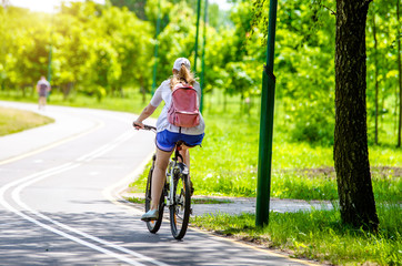 Obraz premium Cyclist ride on the bike path in the city Park 