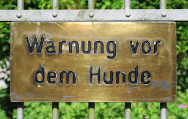 Warnung vor dem Hunde