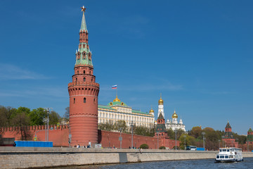 Obraz premium Moscow, Russia - May 6, 2019: View of the Moscow Kremlin and pleasure cruise ship on the Moscow River on a summer day