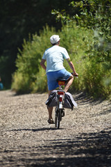 Fototapeta premium velo cycle roue balade nature environnement santé retraite vieux