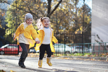 Fototapeta premium Children walk in the autumn park