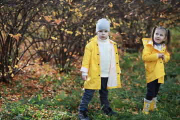 Children walk in the autumn park