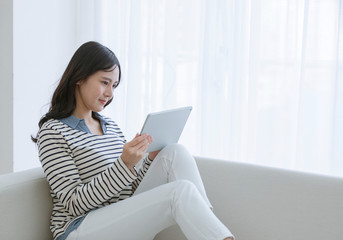 タブレットPCを見る女性