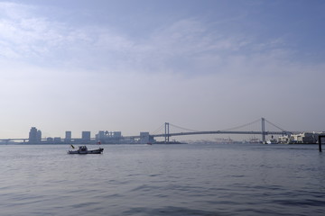 Fototapeta premium 東京湾レインボーブリッジと船