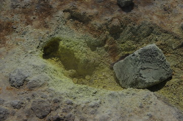 Schwefelablagerung auf dem Vulkano auf Sizilien