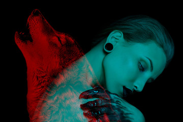 Plakaty  Gothic dziewczyna i wilk podwójnej ekspozycji na czarnym tle. Koncepcja wilkołaka. miejsce na tekst