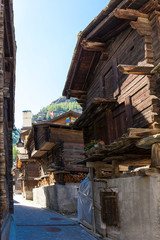 Fototapeta na wymiar alte Holzhäuser in Zermatt