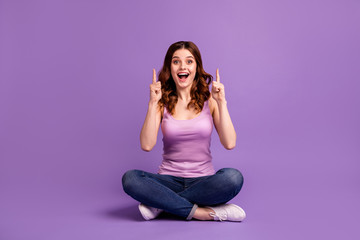 Portrait of funny funky lovey youth ads advertise astonished impressed unbelievable unexpected news novelty sit dressed singlet modern fashionable isolated violet purple background