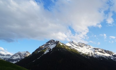 schneebedeckter berg im lechtal