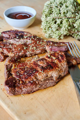 Bayerisches Dry Aged Steak gegrillt auf Holzbrett mit Oregano