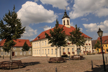 Kleinstadtidylle in der Uckermark / Marktplatz mit Rathaus in Angermünde