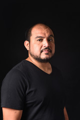 Fototapeta premium portret mężczyzny Ameryki Łacińskiej na czarnym tle