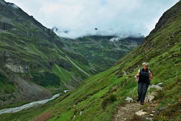 Fototapeta na wymiar Austrian Alps-view on the tourist in valley Ochsental